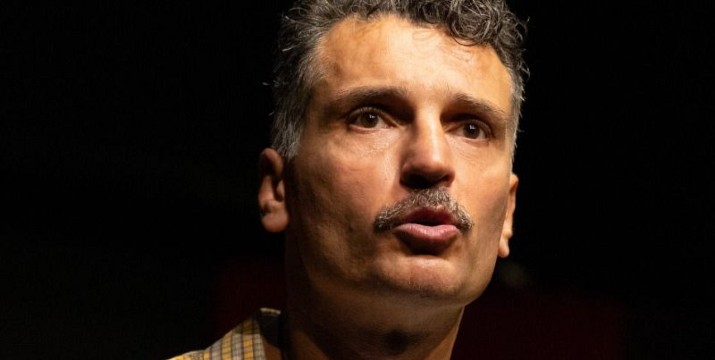 10€ για είσοδο 1 ατόμου στη διαδραστική κωμωδία μυστηρίου με τον Παύλο Κοντογιαννίδη 